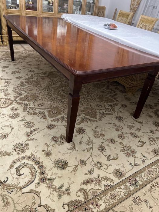 Срочно! Стол из красного дерева