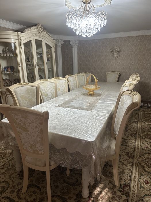 Стол со стульями для гостиной