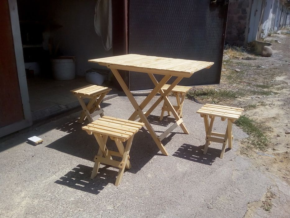 Продаётся стол с табуретками