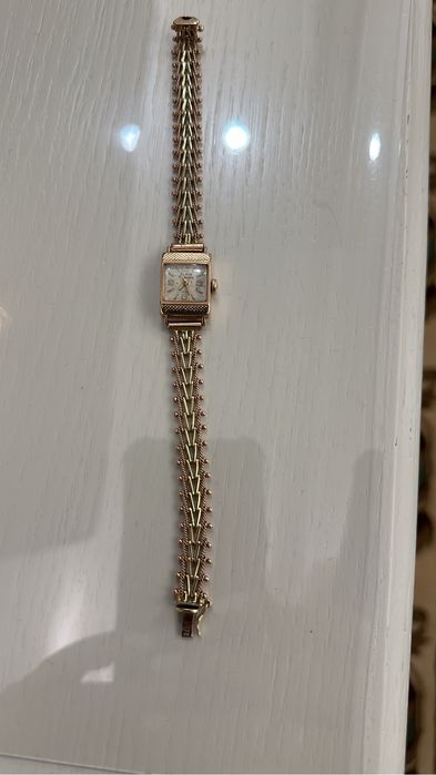 Золотые часы с браслетом