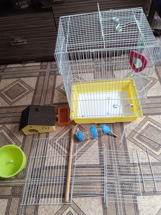Клетка для попугая со всеми удобствами