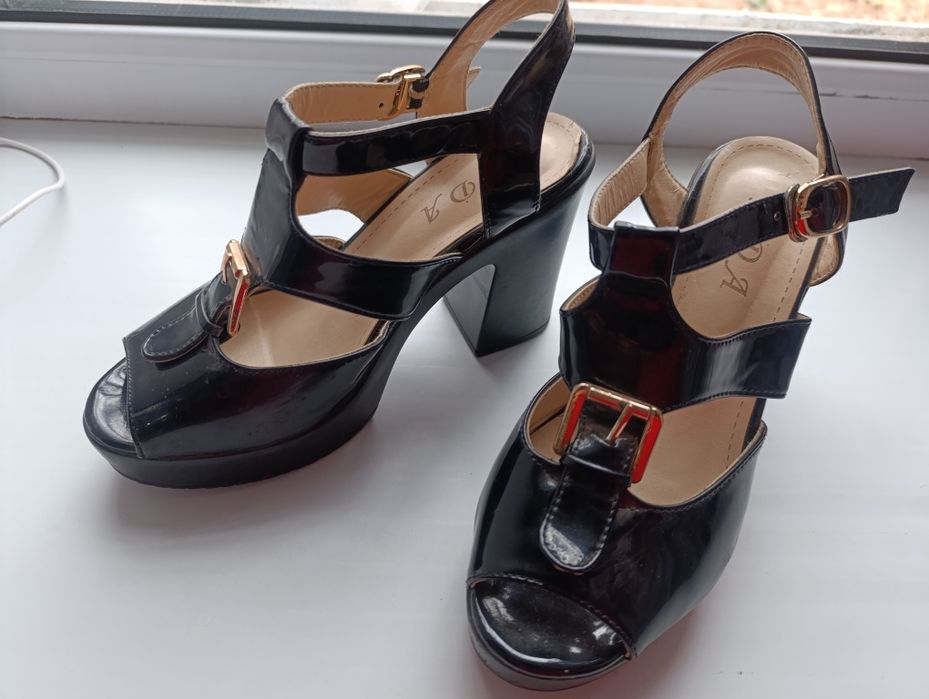 Продам босоножки