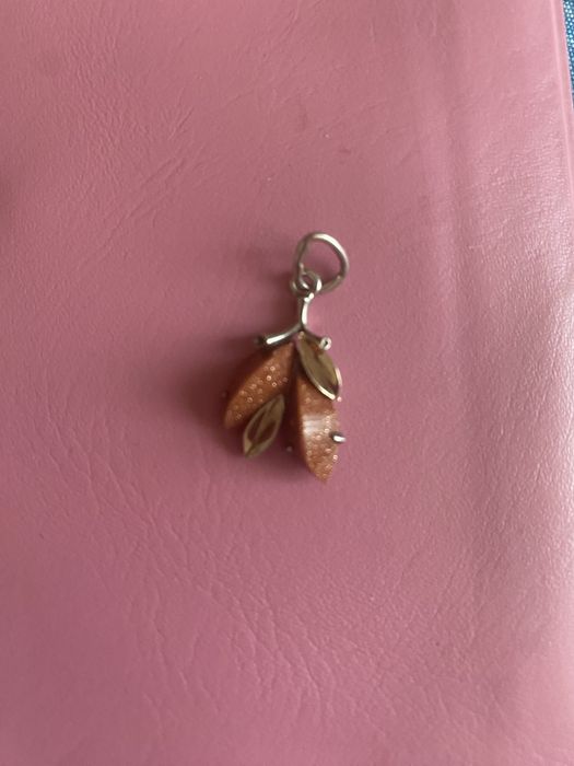 Продам подвеску из серебра с  камнем