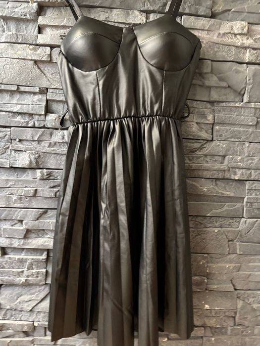 Кожена черна рокля