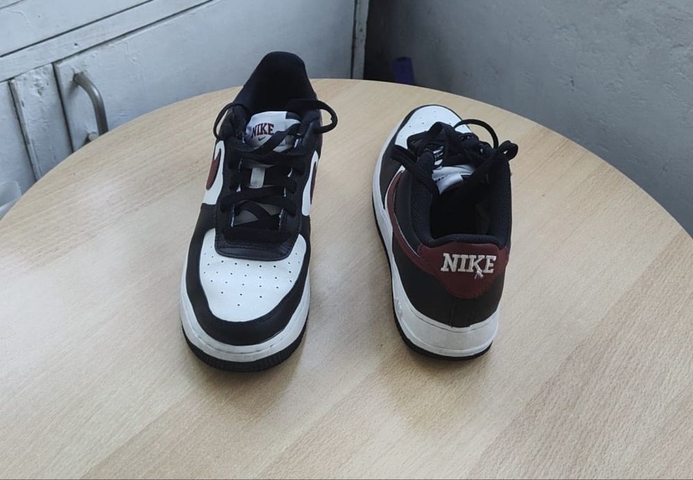 Vand 2 perechi de adidasi Nike Air si o pereche de Jordan