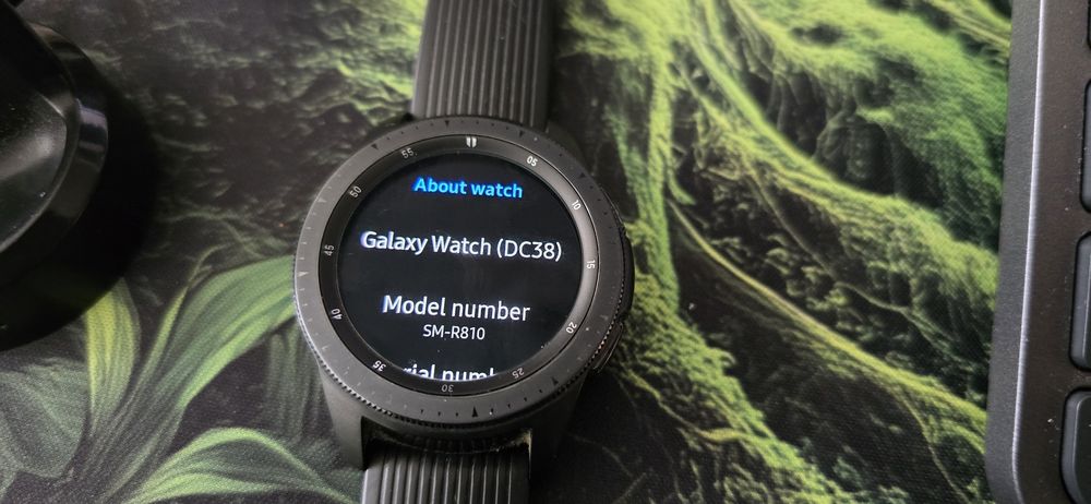 *ОТЛИЧЕН* Смарт Часовник Samsung Galaxy Watch (DC38, SM-R810), зарядно