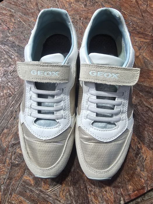 Продавам дамски спортни обувки на Geox