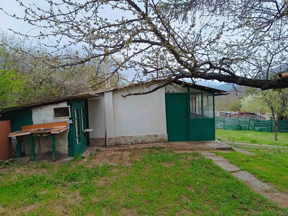 Уютна вила с голям двор и овощна градина в с. Макоцево