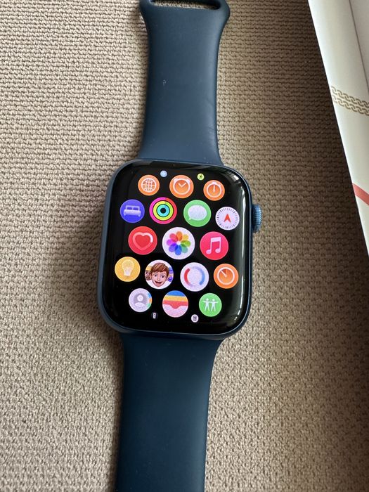 Продавам оригинален apple watch 7 45mm GPS син с подарък!
