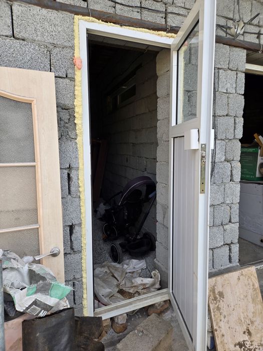 Продам алюминиевый дверь