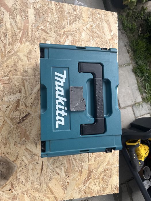 Vind  circular makita DHS680 complet la cutie