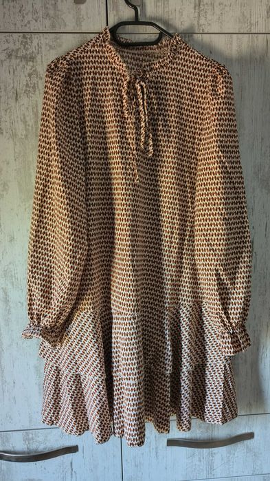 Rochie cu mânecă evazata