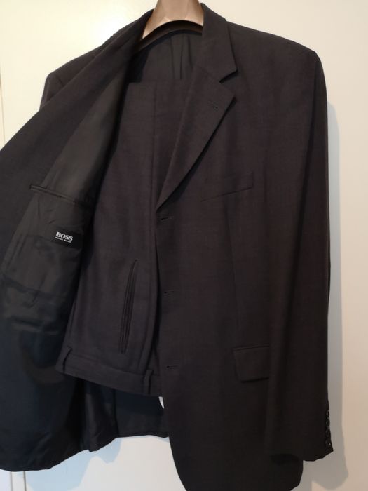 Vând costum mărimea 54 marca BOSS