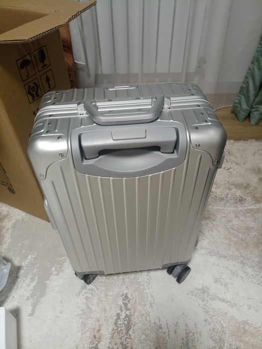 Срочно продам чемоданы