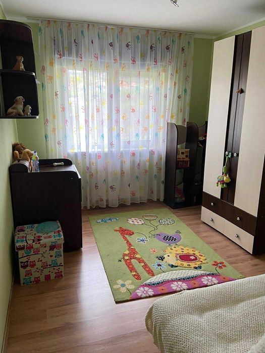 Inchiriez apartament 3 camere