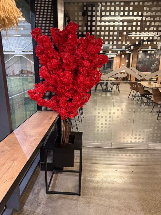 Изкуствено дърво в червен цвят