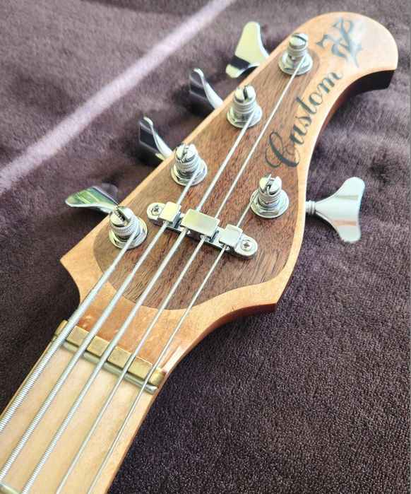 Бас китара Custom V
