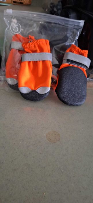 2 seturi incaltaminte pentru caini marime 5  si XXL pret 50 lei/bucata