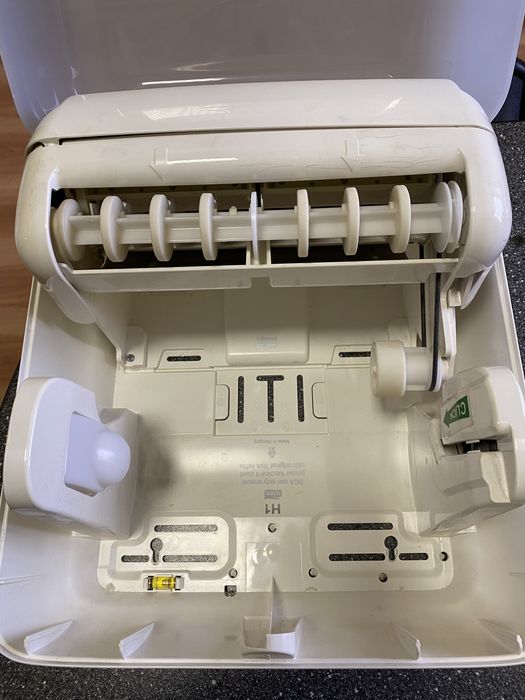 Диспенсер для полотенец Tork.