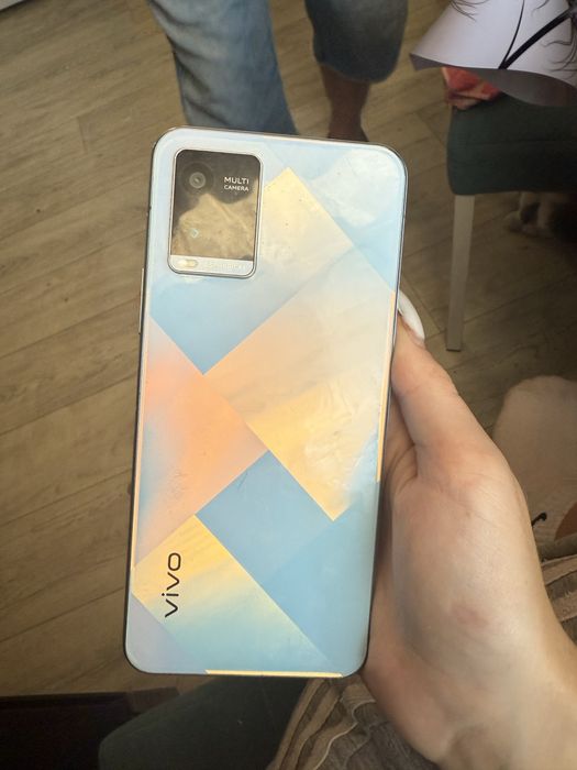 Продаются телефон vivo Y21