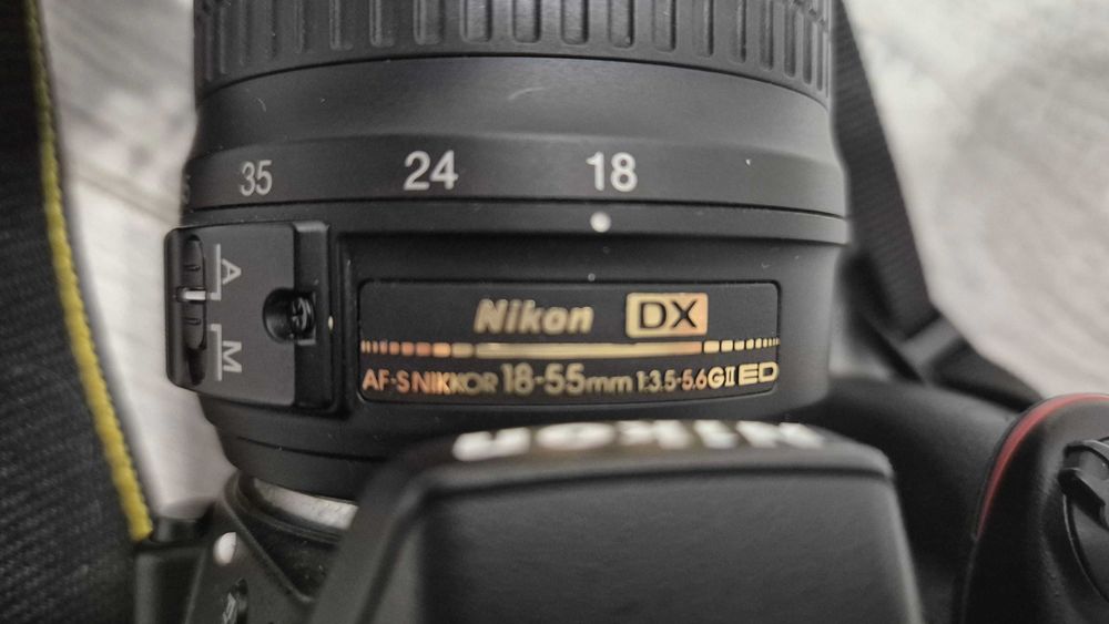Nikon D3300 (6333 cadre) + 18-55mm + 2 baterii + card 32GB + geantă