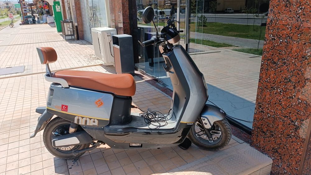 Продаётся электроскутер. Срочно. Джизак!