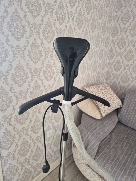 Паровой утюг с вешалкой