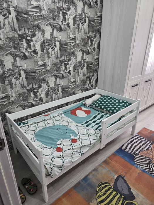 Продам б/у детскую кровать с матрасом