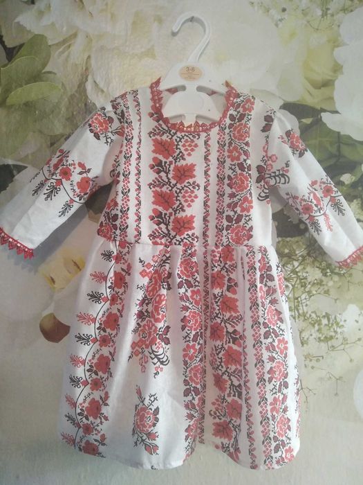 Народна носия със ширити за момичета