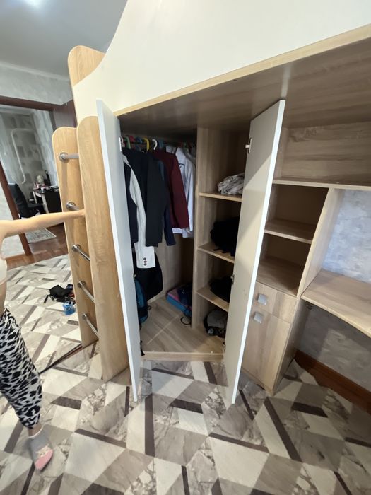 Продатся кровать со шкафами и столом