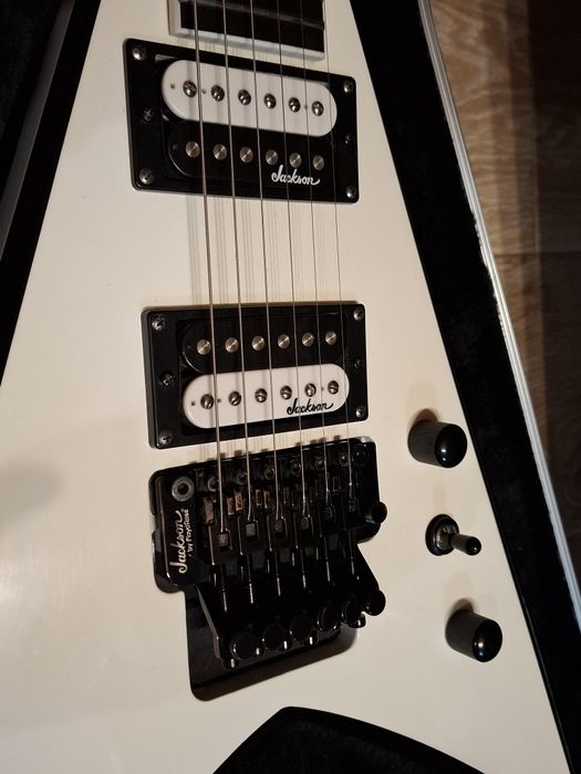 Електрическа китара Jackson JS32 King V с Floyd Rose с куфар