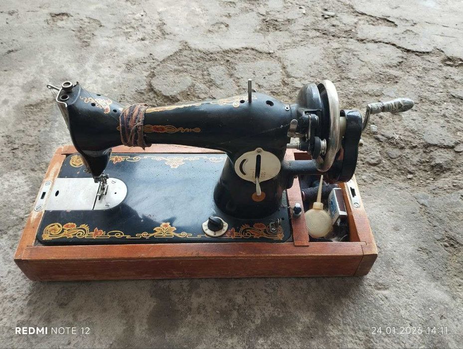 Швейная ручная машинка советская