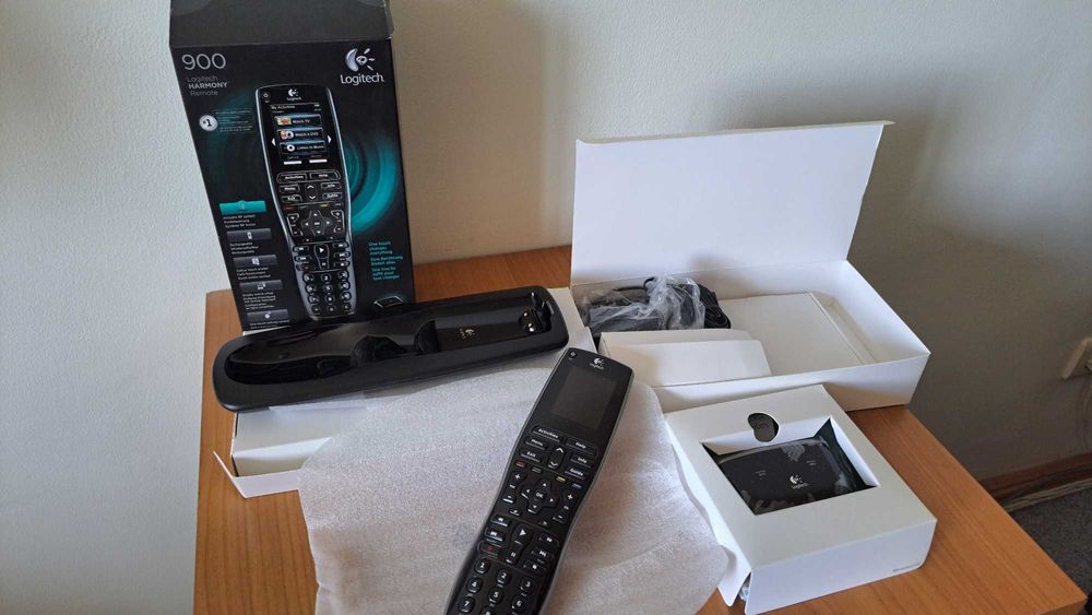 Telecomanda universala Logitech Harmony 900, stare perfecta functional si estetic