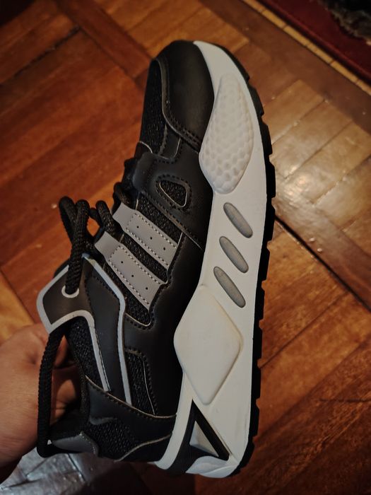 Продам кроссовки новые