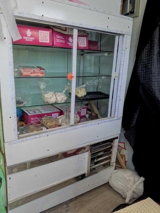 Витрина совутгич (холодильник) сотилади