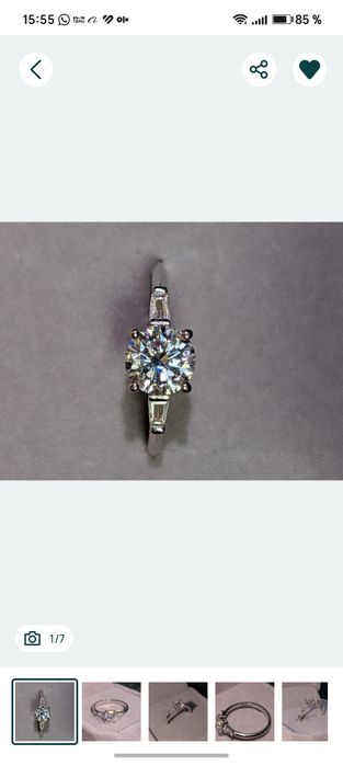 Inel elegant realizat din argint S925, cu piatră centrală Moissanite VVS1 de 1.0 CT, cu strălucire intensă și un aspect premium. Designul clasic