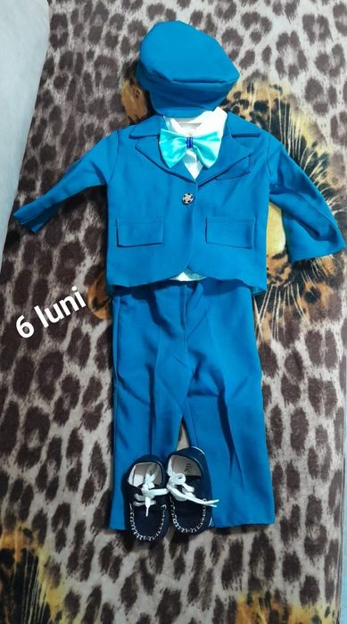 Vînd 2 costumase 3/6 luni