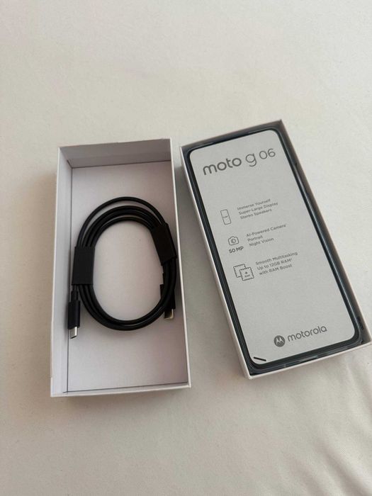 Смартфон Motorola Moto G06, 4GB, 256GB - Чисто Нов