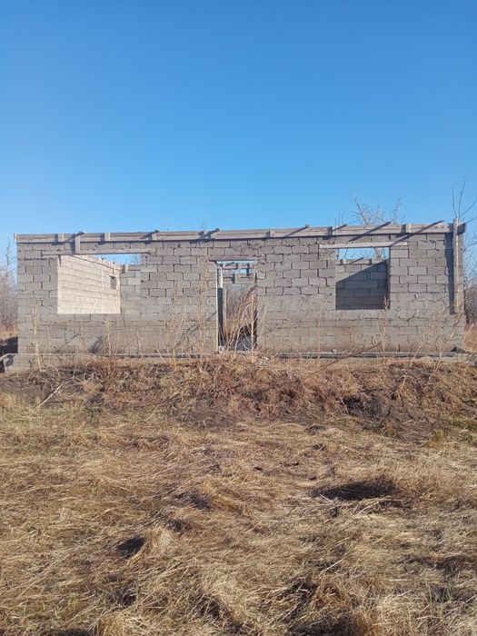 Участок с недостроенным домом