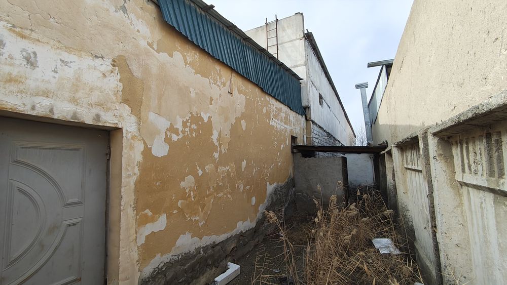 Buxoro shaxrida joylashgan 23 sotixdan iborat  noturar bino sotiladii.