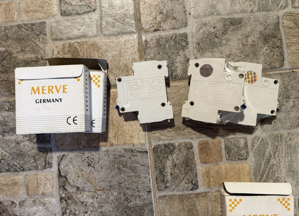 3 siguranțe automate MERVE – 2x C25 25A + 1x C16 16A – noi