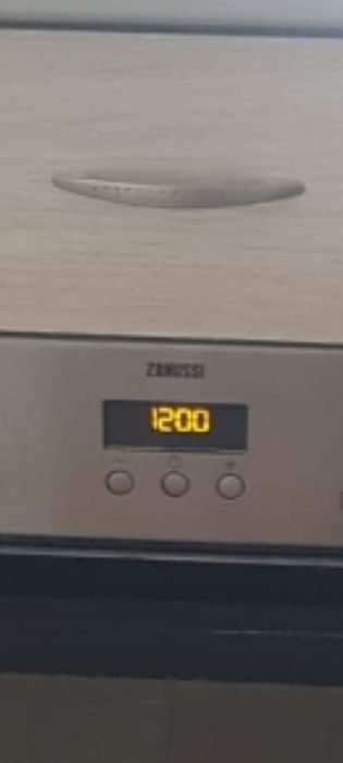Aragaz electric cu plită pe gaz și un șemineu mare