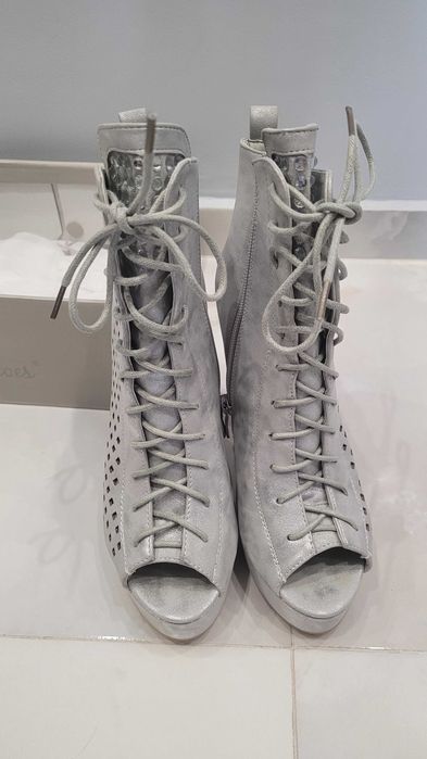 Обувки на висок ток