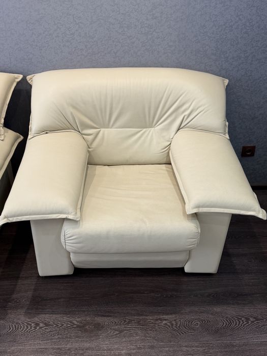 Продам кожаный диван