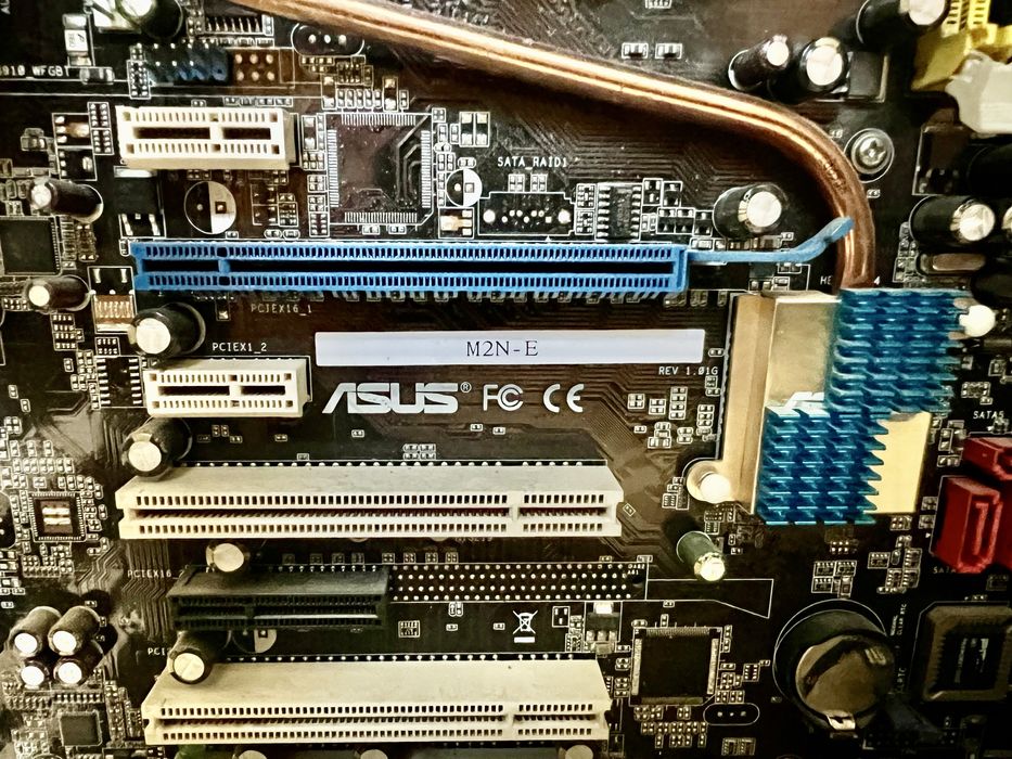 Стари компютър и компютърни части