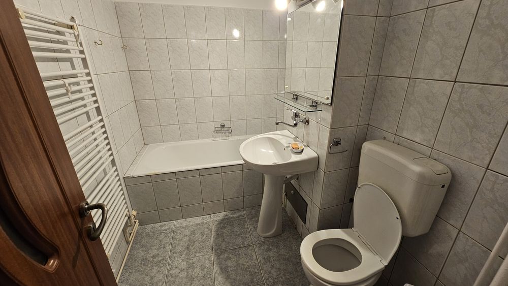 Inchiriez apartament 2 camere Unirii  etajul 1 -  270 euro