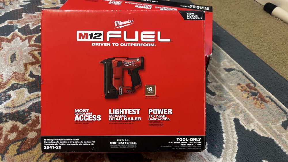 Финишний пистолет Milwaukee m12