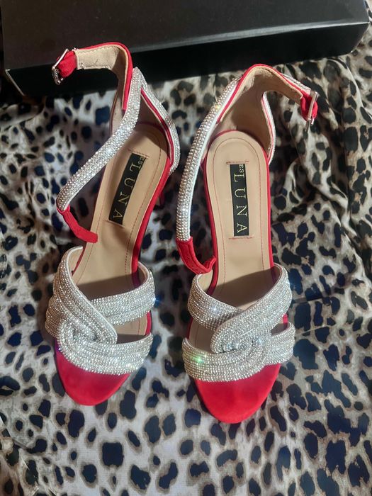 2 perechi sandale 34/1400 lei