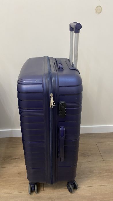 Чемодан на колесах дорожный