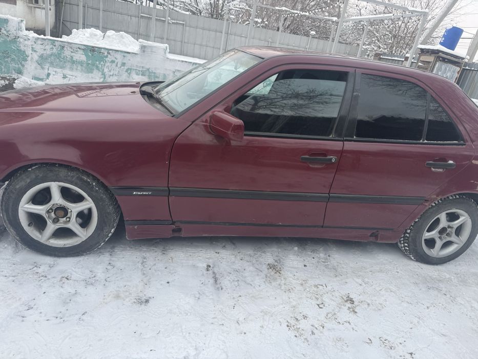 Продам на разбор мерседес 180